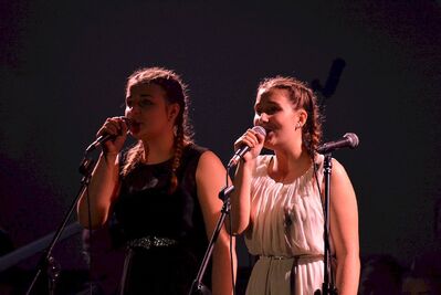 Wiktoria Gnot i Kamila Tylek (piosenka „Miasto 44”), laureatki Grand Prix IV Festiwalu Piosenki Niezłomnej i Niepodległej. Fot. A. Kalinowski, Passionart