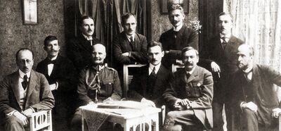 1920. Delegacja polska na rozmowy o zawieszeniu broni i zawarciu pokoju z Rosją Sowiecką. Od lewej siedzą: Władysław Kiernik, gen. Mieczysław Kuliński, Jan Dąbski, Stanisław Grabski, Leon Wasilewski. Stoją: Michał Wichliński, Witold Kamieniecki, Norbert Barlicki, Adam Mieczkowski, Ludwik Waszkiewicz