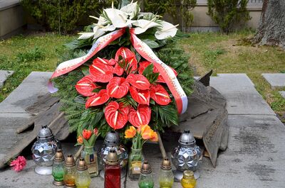 Prezes IPN dr Jarosław Szarek złożył kwiaty pod pomnikiem Krzyża Nowohuckiego. Fot. Janusz Ślęzak (IPN)