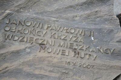 Prezes IPN dr Jarosław Szarek złożył kwiaty pod pomnikiem Krzyża Nowohuckiego. Fot. Janusz Ślęzak (IPN)