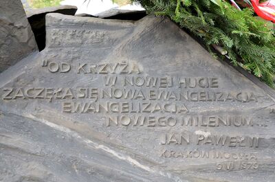 Prezes IPN dr Jarosław Szarek złożył kwiaty pod pomnikiem Krzyża Nowohuckiego. Fot. Janusz Ślęzak (IPN)