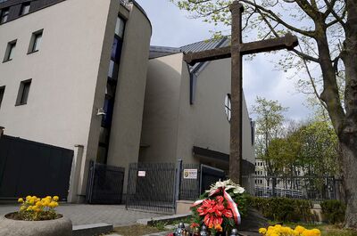 Prezes IPN dr Jarosław Szarek złożył kwiaty pod pomnikiem Krzyża Nowohuckiego. Fot. Janusz Ślęzak (IPN)