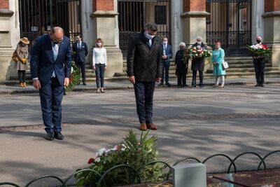 Uroczystość upamiętniająca martyrologię Polaków, więźniów niemieckich obozów koncentracyjnych Ravensbrück, Sachsenhausen i Dachau – Kraków, 30 kwietnia 2020. (fot. Agnieszka Masłowska IPN)