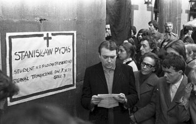 Zdjęcie z esbeckiej obserwacji na Szewskiej 7 w Krakowie. Fot. Archiwum IPN