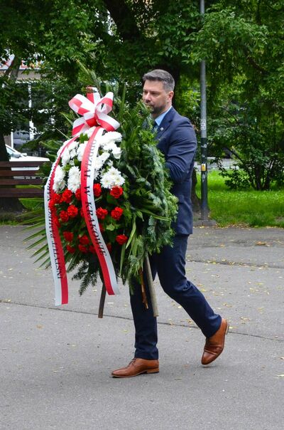 14 czerwca 2020 r. dyrektor krakowskiego IPN złożył kwiaty pod obeliskiem na Skwerze im. Więźniów Obozów Zagłady w Krakowie. Fot. Monika Wojtyca-Gaweł (IPN)