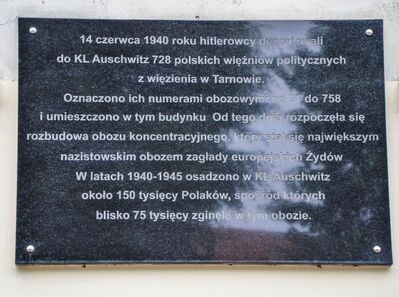 14 czerwca 2020. Prezes IPN złożył kwiaty pod tablicą pamięci w Oświęcimiu. Fot. Monika Wojtyca-Gaweł (IPN)
