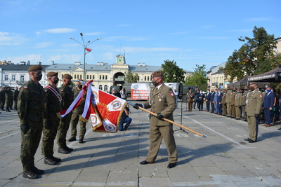 Naczelnik Delegatury IPN w Kielcach została matką chrzestną sztandaru 10. Świętokrzyskiej Brygady Obrony Terytorialnej - fot. Katarzyna Pronobis