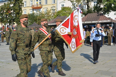 Naczelnik Delegatury IPN w Kielcach została matką chrzestną sztandaru 10. Świętokrzyskiej Brygady Obrony Terytorialnej - fot. Katarzyna Pronobis