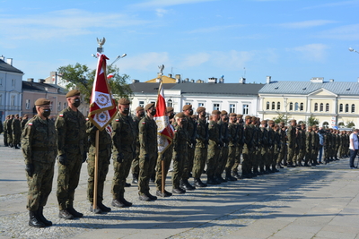 Naczelnik Delegatury IPN w Kielcach została matką chrzestną sztandaru 10. Świętokrzyskiej Brygady Obrony Terytorialnej - fot. Katarzyna Pronobis