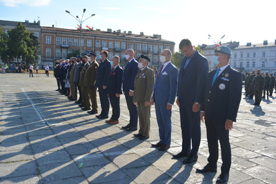 Naczelnik Delegatury IPN w Kielcach została matką chrzestną sztandaru 10. Świętokrzyskiej Brygady Obrony Terytorialnej - fot. Katarzyna Pronobis
