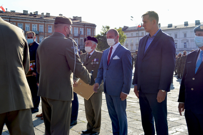 Naczelnik Delegatury IPN w Kielcach została matką chrzestną sztandaru 10. Świętokrzyskiej Brygady Obrony Terytorialnej - fot. Katarzyna Pronobis