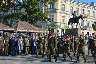 Naczelnik Delegatury IPN w Kielcach została matką chrzestną sztandaru 10. Świętokrzyskiej Brygady Obrony Terytorialnej - fot. Katarzyna Pronobis