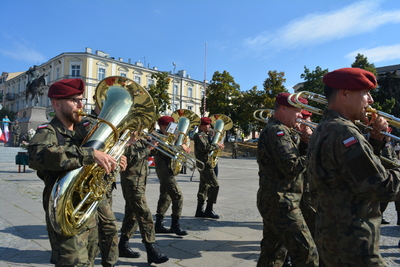 Naczelnik Delegatury IPN w Kielcach została matką chrzestną sztandaru 10. Świętokrzyskiej Brygady Obrony Terytorialnej - fot. Katarzyna Pronobis