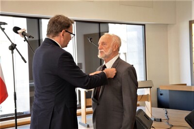 Działaczom opozycji wręczono w Krakowie Krzyże Wolności i Solidarności - fot. Żaneta Wierzgacz