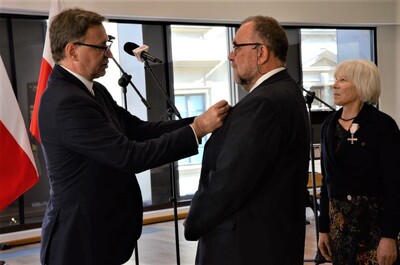 Działaczom opozycji wręczono w Krakowie Krzyże Wolności i Solidarności - fot. Żaneta Wierzgacz