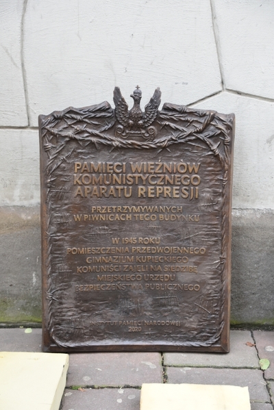 Tablica pamięci więźniów MUBP w Krakowie. Fot. IPN