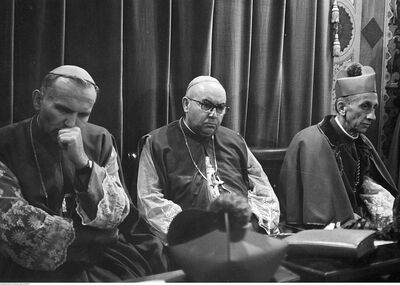 Metropolita krakowski abp Karol Wojtyła, administrator apostolski diecezji wrocławskiej abp Bolesław Kominek i metropolita poznański abp Antoni Baraniak. Fot. NAC