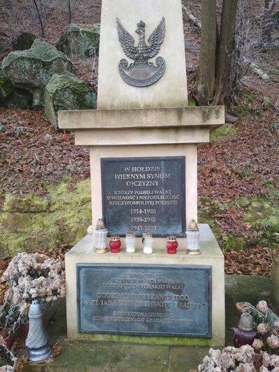 Krakowski IPN sfinansował orły AK i NSZ na pomniku w Łapanowie