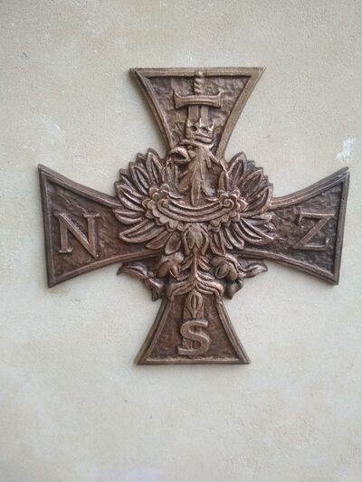 Krakowski IPN sfinansował orły AK i NSZ na pomniku w Łapanowie