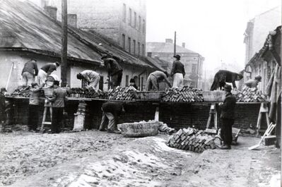 Budowa muru getta w Podgórzu. Fot. ze zbiorów IPN w Krakowie
