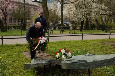 Złożenie kwiatów w miejscu pamięci przez zastępcę prezesa IPN dr. Mateusze Szpytmę i dyrektora krakowskiego oddziału dra hab. Filipa Musiała - fot. Janusz Ślęzak (IPN)