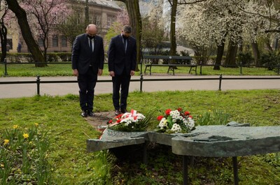 Złożenie kwiatów w miejscu pamięci przez zastępcę prezesa IPN dr. Mateusze Szpytmę i dyrektora krakowskiego oddziału dra hab. Filipa Musiała - fot. Janusz Ślęzak (IPN)