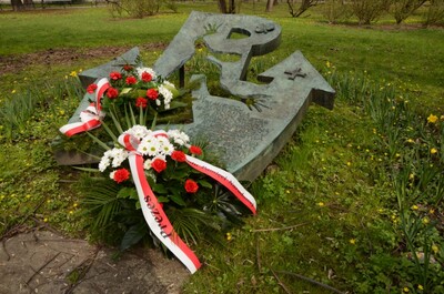 Złożenie kwiatów w miejscu pamięci przez zastępcę prezesa IPN dr. Mateusze Szpytmę i dyrektora krakowskiego oddziału dra hab. Filipa Musiała - fot. Janusz Ślęzak (IPN)