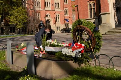 30.04.2021. W 76. rocznicę wyzwolenia KL Ravensbrück w Krakowie oddano hołd ofiarom niemieckich obozów koncentracyjnych. Fot. Janusz Ślęzak (IPN)