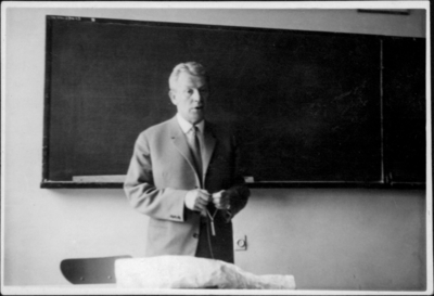 Aleksander Kołodziejczyk jako nauczyciel w Technikum Budowlanym w Krakowie (1964/1965). Fot. Archiwum IPN