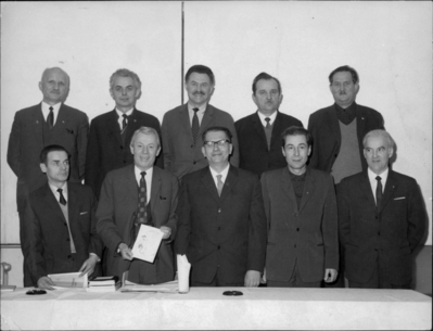 Byli więźniowie pierwszego transportu do KL Auschwitz podczas rocznicowych obchodów (Oświęcim, 27 stycznia 1970 r.). W dolnym rzędzie widoczni m.in. Aleksander Kołodziejczyk (drugi od lewej) oraz pierwszy polski więzień KL Auschwitz, Stanisław Ryniak (pierwszy od prawej). Fot. Archiwum IPN