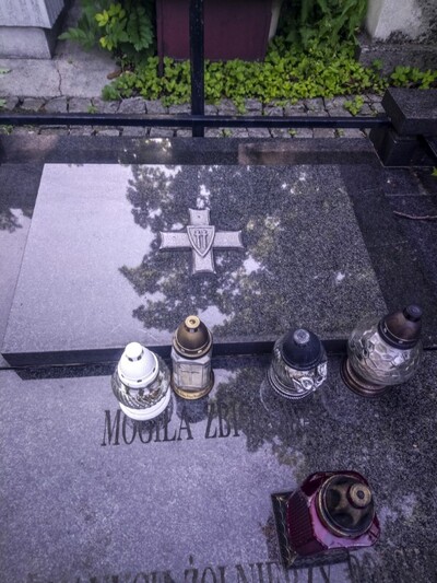 Naklejony Krzyż Grunwaldu przed zdemontowaniem