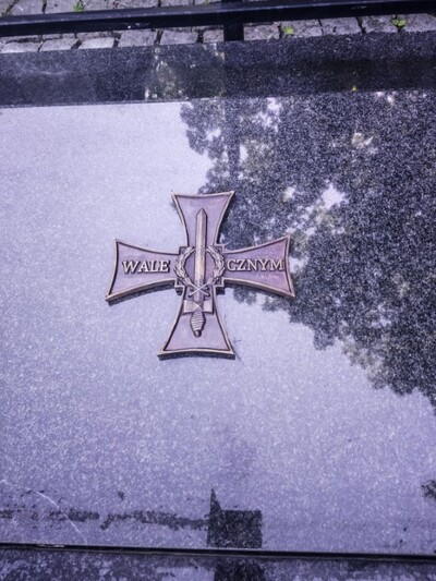 Zamontowany Krzyż Walecznych