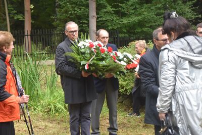 W Rabce odsłonięto tablicę upamiętniającą Żydów – ofiary Holokaustu. Fot. IPN