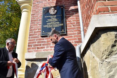 Odsłonięcie tablicy pamięci ks. Władysława Gurgacza, kapelana Żołnierzy Wyklętych w Żegiestowie - fot. Dawid Terelak (IPN)
