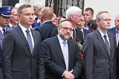 Prezydent RP Andrzej Duda podczas uroczystości pod tablicą na ul. Planty 7/9. Obok Pana Prezydenta Naczelny Rabin Polski Michael Schudrich oraz Prezes IPN dr Łukasz Kamiński