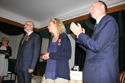 Ceremonia odznaczenia historyków zajmujących się problematyką relacji polsko-żydowskich przez Prezydenta RP. Od prawej: minister w Kancelarii Prezydenta RP Wojciech Kolarski, prof. Bożena Szaynok, prof. Grzegorz Berendt
