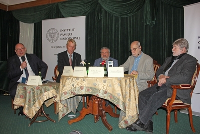 Uczestnicy debaty Antysemityzm jako narzędzie komunizmu. Pytania- hipotezy-interpretacje. Od prawej: prof. Szewach Weiss, prof. András Kovács, prof. Gennady Estraikh, prof. Hubertus Knabe, prof. Jan Rydel