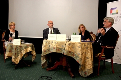 Uczestnicy debaty Badacze wobec wydarzeń w Kielcach 4 lipca 1946 r. Pytania-hipotezy-interpretacje. Od prawej: dr Ryszard Śmietanka Kruszelnicki, prof. Bożena Szaynok, prof. Grzegorz Berendt, dr Dorota Koczwańska-Kalita