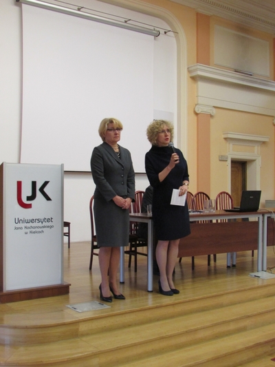 1.	Konferencję otworzyły: dyrektor Instytutu Historii UJK dr hab. Prof. UJK Beata Wojciechowska oraz Naczelnik Delegatury IPN w Kielcach dr Dorota Koczwańska – Kalita