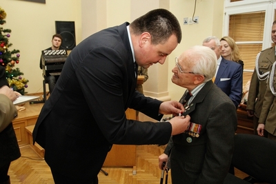 Naczelnik Archiwum IPN w Krakowie Rafał Dyrcz  wręcza nagrodę „Świadek Historii” prof. Wojciechowi Narębskiemu