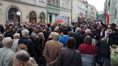 Uroczystość złożenia kwiatów pod tablicą upamiętniającą Stanisława Pyjasa przy ul. Szewskiej w Krakowie