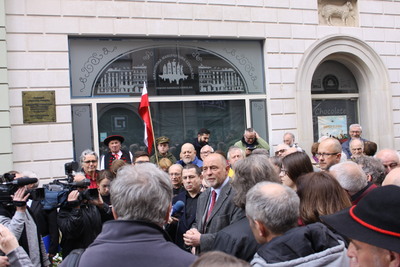 Uroczystość złożenia kwiatów pod tablicą upamiętniającą Stanisława Pyjasa przy ul. Szewskiej w Krakowie