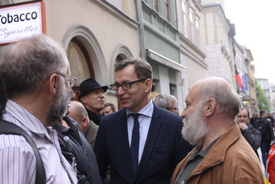 Uroczystość złożenia kwiatów pod tablicą upamiętniającą Stanisława Pyjasa przy ul. Szewskiej w Krakowie