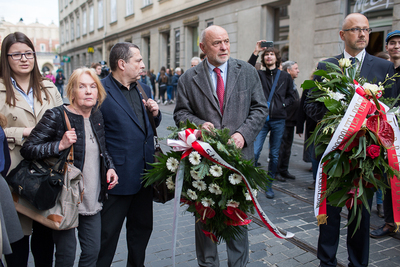 Złożenie kwiatów pod tablicą upamiętniającą Stanisława Pyjasa. Fot. Sławomir Kacper