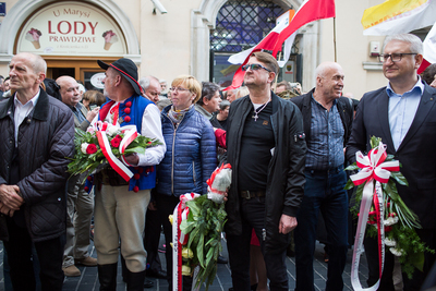 Złożenie kwiatów pod tablicą upamiętniającą Stanisława Pyjasa. Fot. Sławomir Kacper