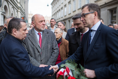 Złożenie kwiatów pod tablicą upamiętniającą Stanisława Pyjasa. Fot. Sławomir Kacper