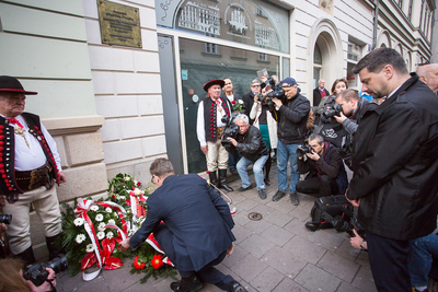 Złożenie kwiatów pod tablicą upamiętniającą Stanisława Pyjasa. Fot. Sławomir Kacper