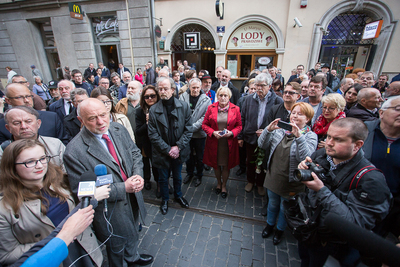 Złożenie kwiatów pod tablicą upamiętniającą Stanisława Pyjasa. Fot. Sławomir Kacper