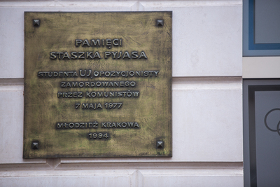 Złożenie kwiatów pod tablicą upamiętniającą Stanisława Pyjasa. Fot. Sławomir Kacper