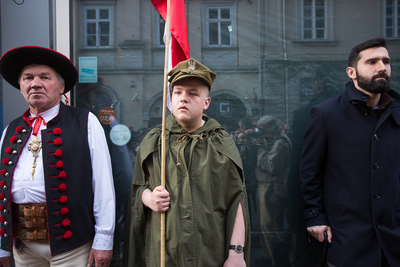 Złożenie kwiatów pod tablicą upamiętniającą Stanisława Pyjasa. Fot. Sławomir Kacper